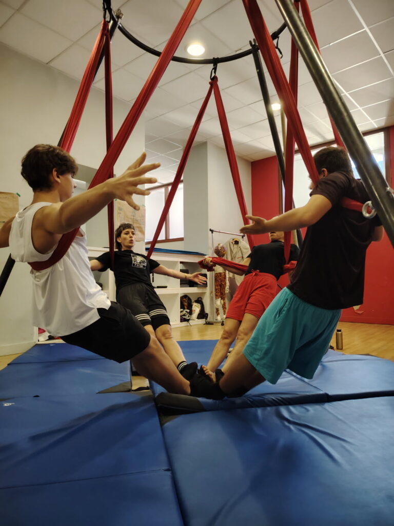 Cirque. Musique. Aérien. Jeunesse. Culture.